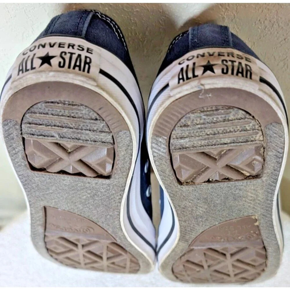 Converse CTAS Low Top Canvas Sneakers Navy Blue Women’s 7/Men’s 5
